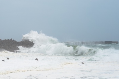 台風8号ノグリーの影響で荒れる海1 