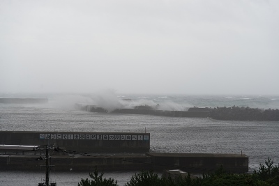 台風8号ノグリーの影響で荒れる海